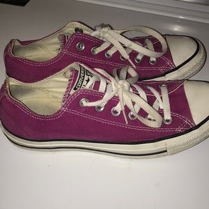 Low Cut maroon Converse (unisex w:9 m:7)
